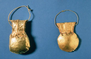 Bula, amuleto usado por crianças romanas nascidas livres até atingirem a maioridade, Herculano, romano, século I (ouro)